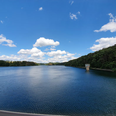 Panoramaansicht Wahnbachtallsperre mit Entnahmeturm