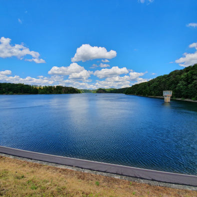 Panoramaansicht Wahnbachtallsperre mit Entnahmeturm
